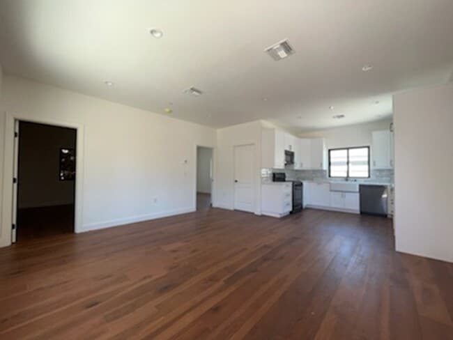 Foto del edificio - 7507 Hesperia Ave