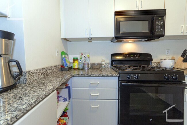Foto del edificio - 9/1 Huge 5BR/3BA townhouse in Allston near BU, B line