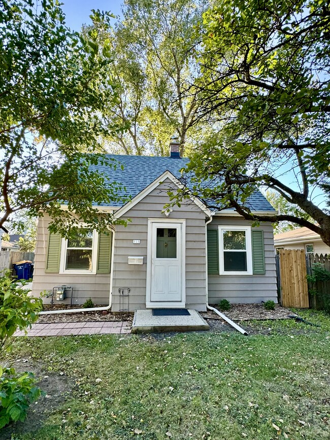 Building Photo - 715 S 110th St