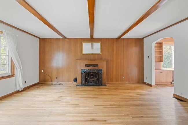 Building Photo - Amazing vintage 2-bdrm/2-bath Cully home—G...