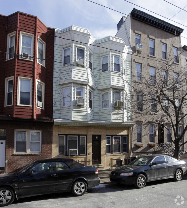Building Photo - 213 Adams St