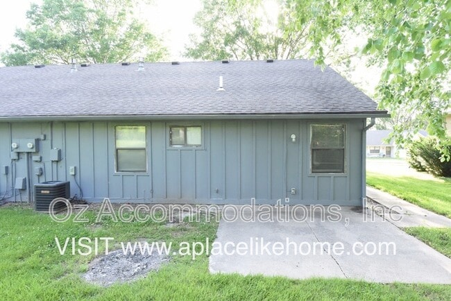 Building Photo - 117 SE Greystone Dr