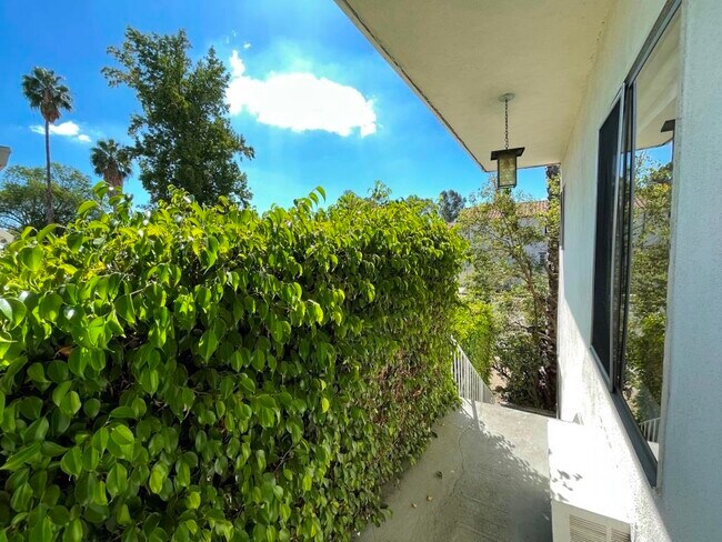 Foto del edificio - 14419 Califa St