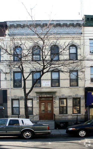 Primary Photo - 588 Seneca Ave