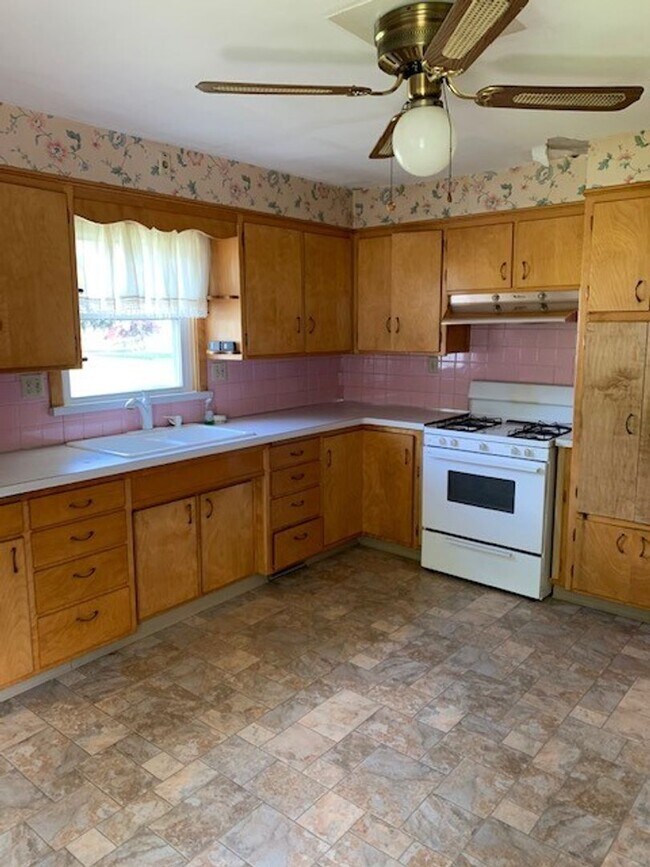 Building Photo - WEST 2 BEDROOM/1.5 BATHS