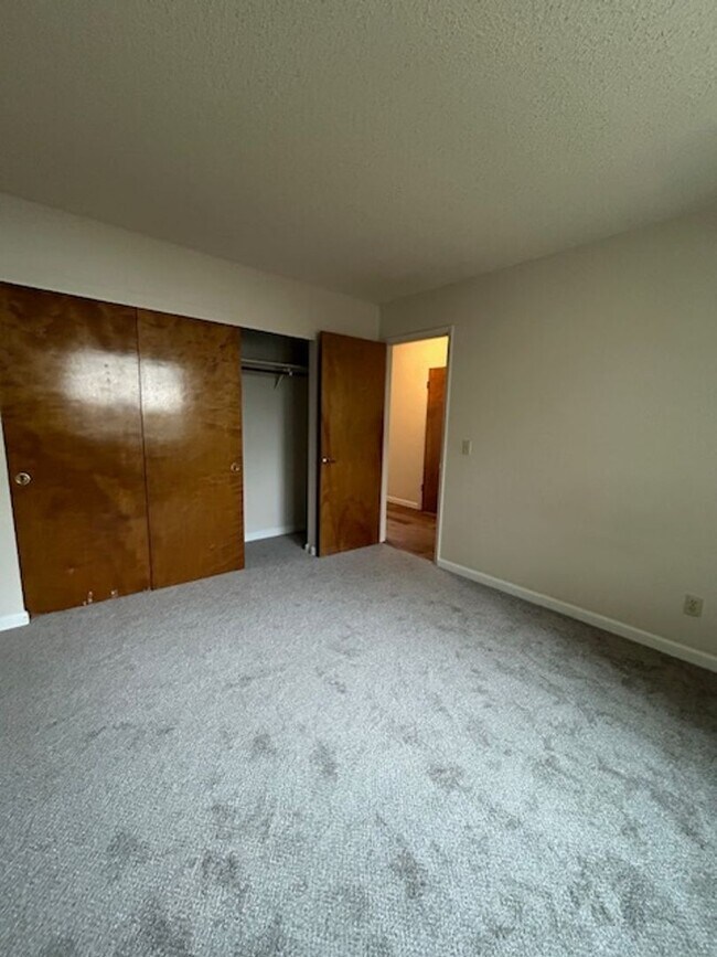 Building Photo - ~ 2 Bedroom in West Petaluma ~