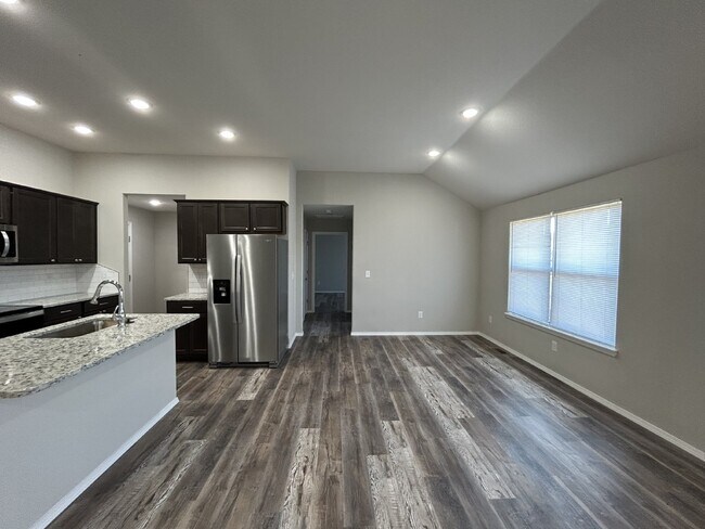 Building Photo - 521 Evergreen