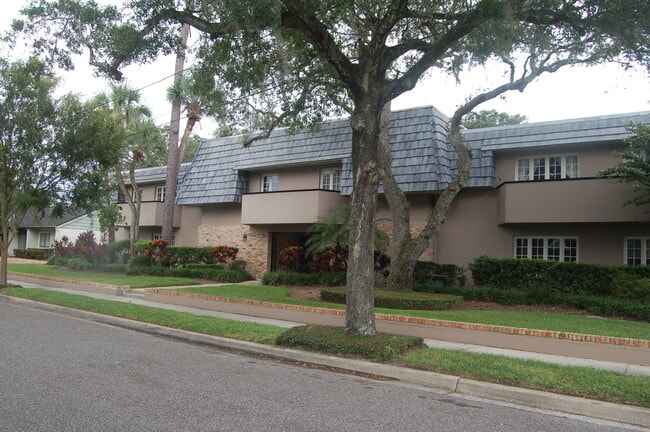 Foto del edificio - 1920 Woodcrest Dr