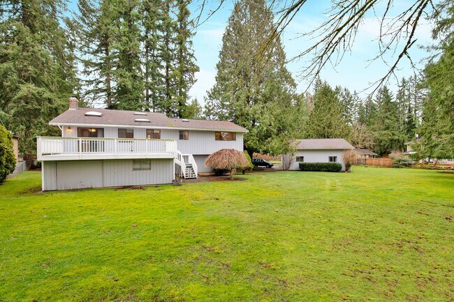 Building Photo - 3 Bedroom Split Level on Large Lot and Add...
