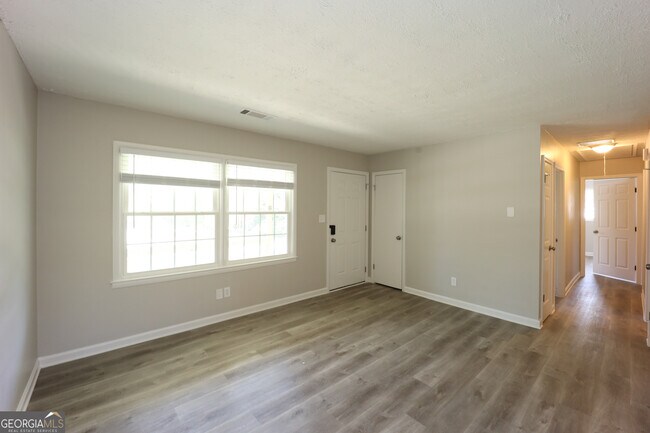 Foto del edificio - 8143 Huntington Dr