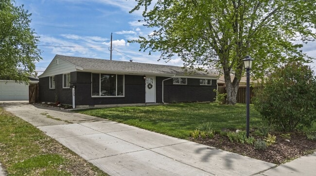 Building Photo - Charming and Quiet 3 bed Orem Home in Prime Location with Solar!!