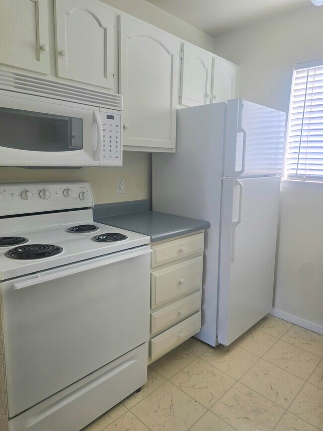 Building Photo - 3150 Lakeside Dr