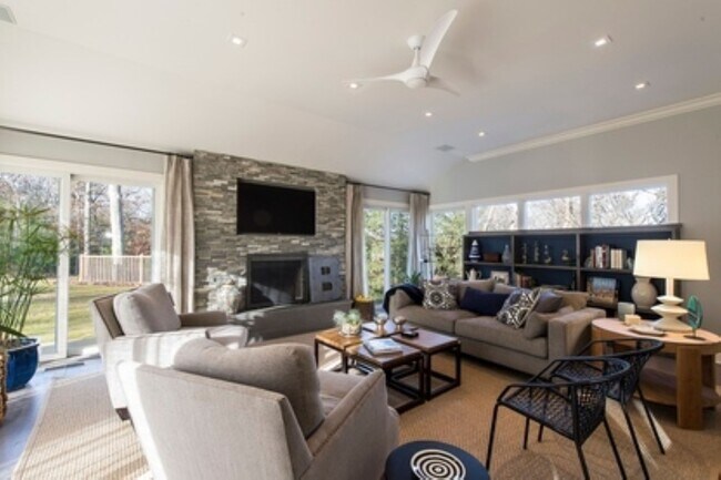 Foto del edificio - 723 Hands Creek Rd