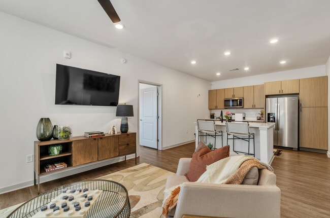 Building Photo - Apex