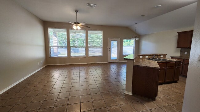 Foto del edificio - 6051 Pine Cone Ln