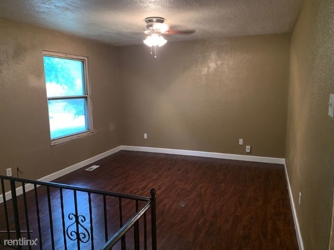 Building Photo - 4 br, 2 bath House - 10140 castle dr