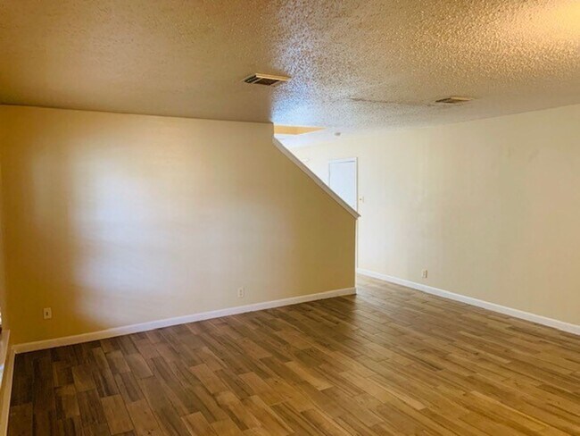 Building Photo - **MOVE IN SPECIAL** MINUTES FROM MED CENTE...