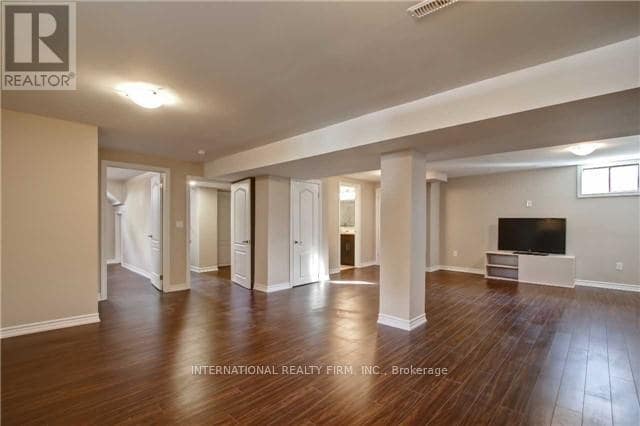 Building Photo - 21 Cartier Crescent
