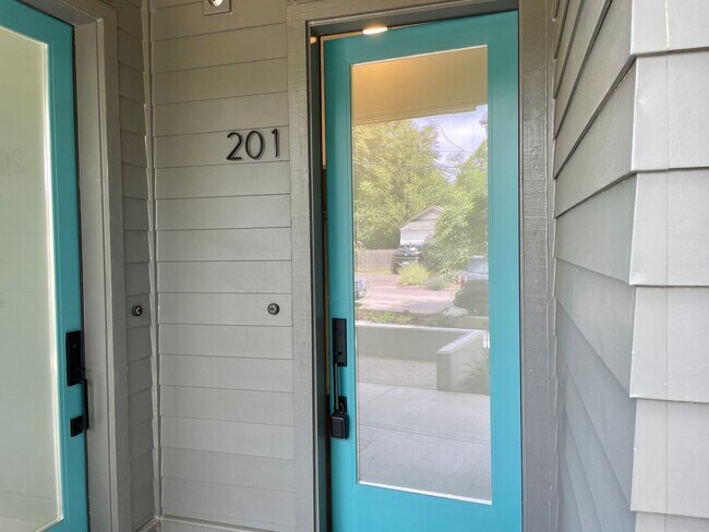 Building Photo - Sellwood-Moreland 2 Bedroom 2.5 Bath BRAND...