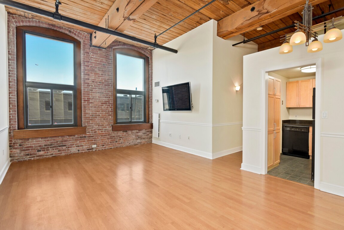 Primary Photo - 320 W 2nd St