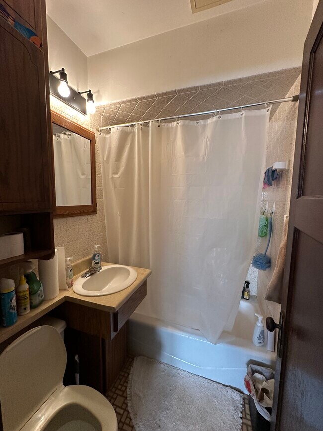 Building Photo - Glorious 2 bedroom in West Milwaukee