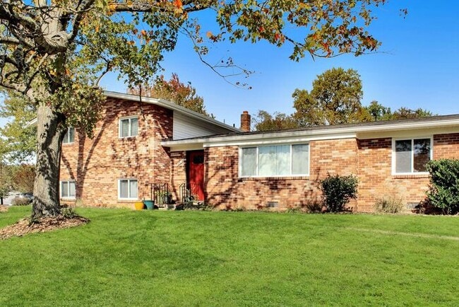 Building Photo - Charming Corner Lot Brick Home With 3-Bedr...
