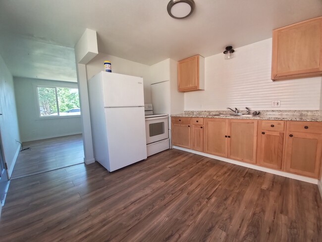Building Photo - Unit 114 Rupert Duplex
