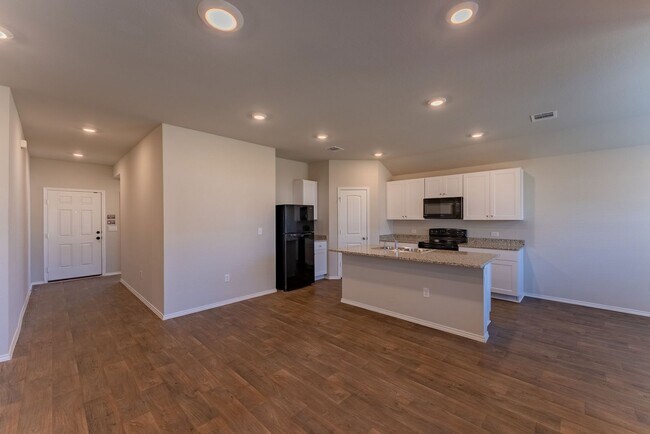 Building Photo - Intimate Dwelling in Del Valle