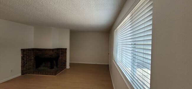 Building Photo - 1685 Kings Row