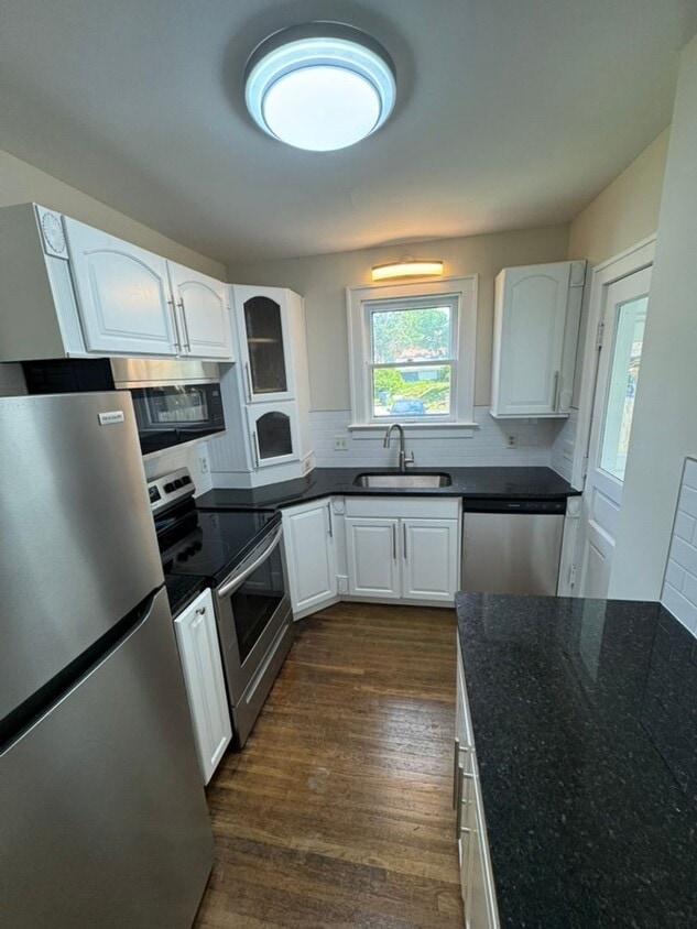BRAND NEW UPDATES! 3 BEDROOMS / 1.5 BATHS... - BRAND NEW UPDATES!  3 BEDROOMS / 1.5 BATHS...