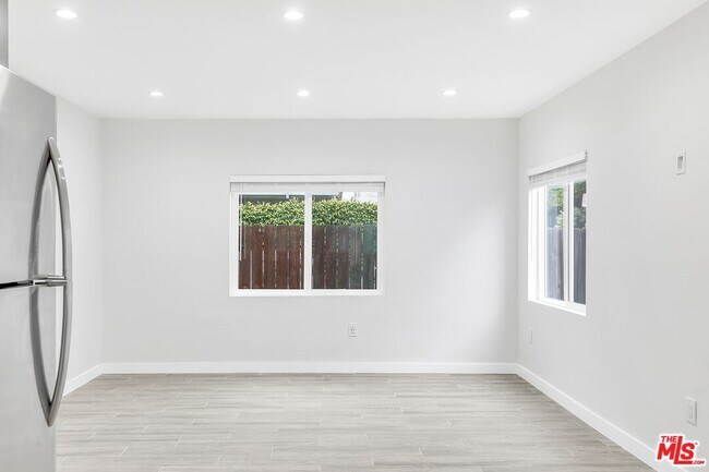 Foto del edificio - 40 Rose Ave