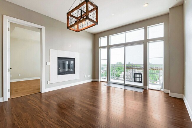 Foto del edificio - 2bd/2ba Top Floor Condo in Congress Park- Available NOW!