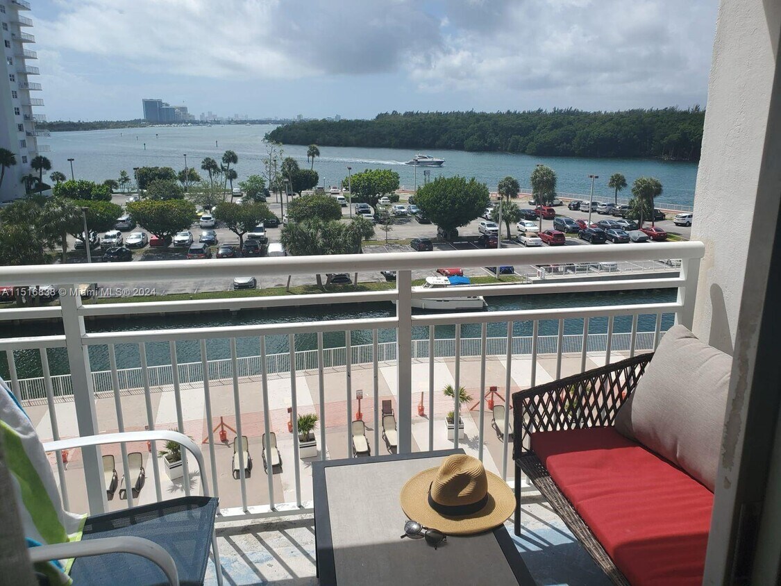 Foto principal - 400 Kings Point Dr