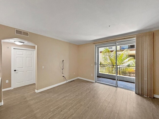 Building Photo - Stunning 2BD/2BA Condo in La Jolla W/ W/D,...