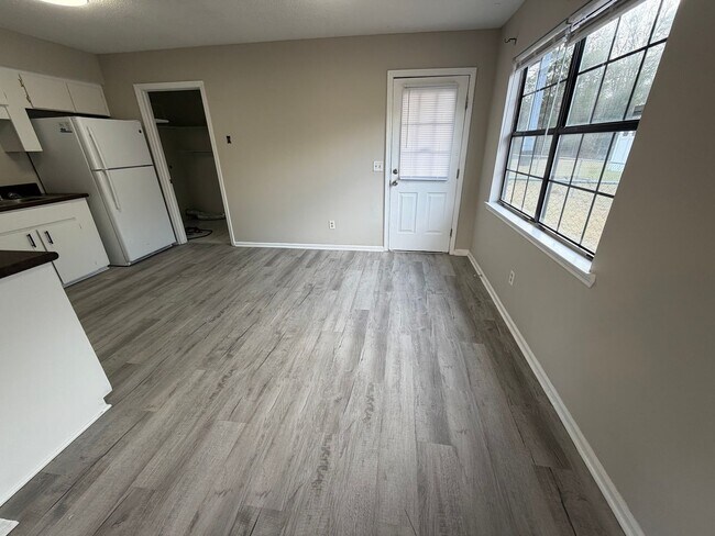 Foto del edificio - Ridgewood Subdivision Gem: 3-Bedroom Home with Fenced Yard.
