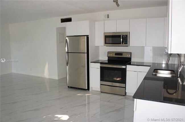 Building Photo - 2140 NE 56th St