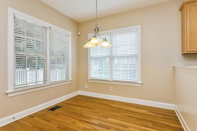 Foto del edificio - 420 Longbourn Dr