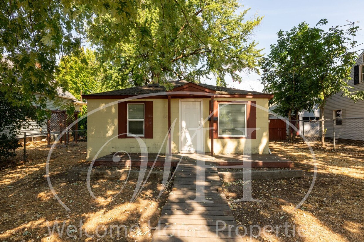 Foto principal - 3-Bedroom Home with Fenced Yard & Off-Stre...
