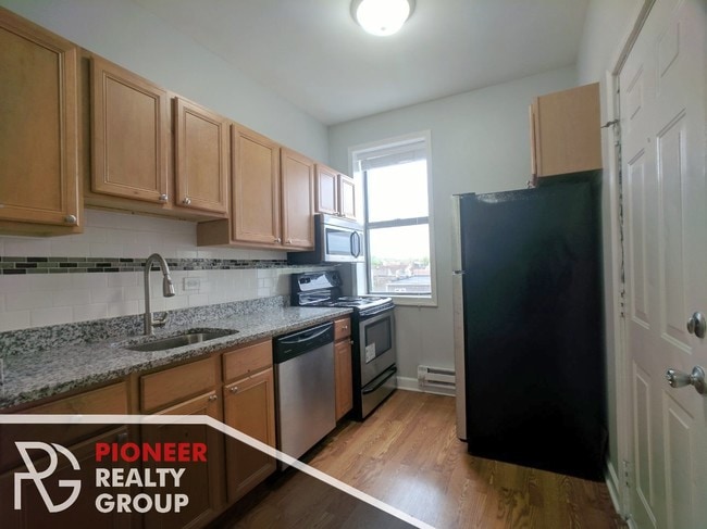 Building Photo - 3639 W Dickens Ave