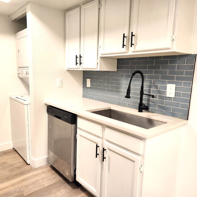 Building Photo - 2BR/2BA Condo with Community Pool & Spa in...