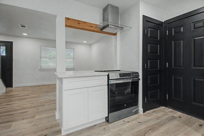 Building Photo - 502 Rogers Way