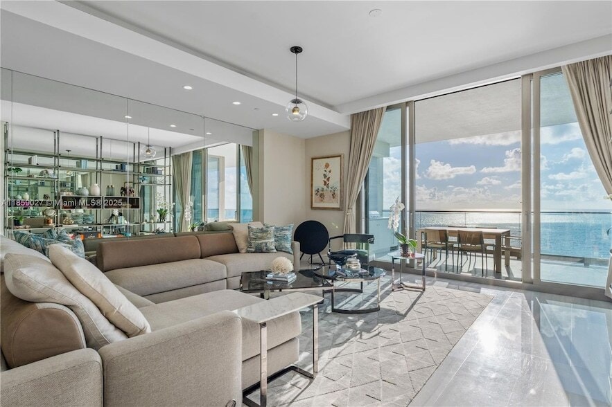 Foto principal - 17901 Collins Ave