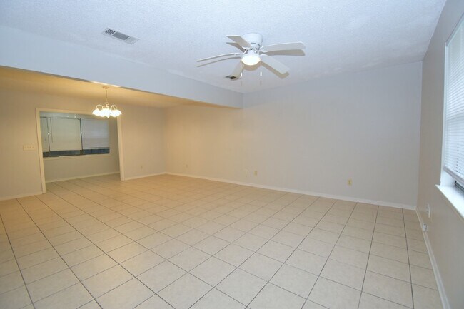 Foto del edificio - 2 bedroom 2 bathroom Townhome in West Pens...