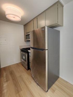 Interior Photo - 3750 Kelton Ave