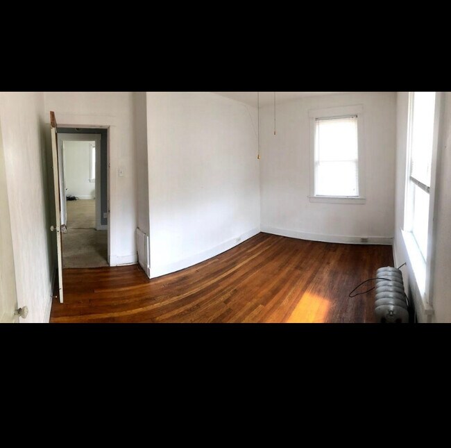 Building Photo - 3228 Parkview Ave