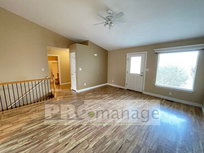 Building Photo - 4 Bed, 3 Bath Town Home w/ 2 Car Garage - ...