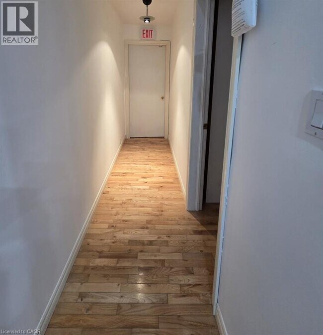 Photo du bâtiment - 7 King St N