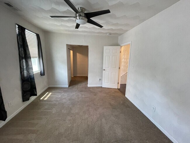 Foto del edificio - Charming 5-Bedroom Home with Fenced Yard i...