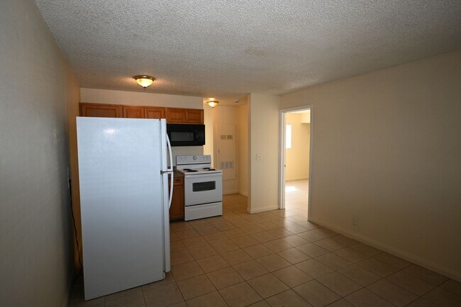 Building Photo - 3021 E Carey Ave