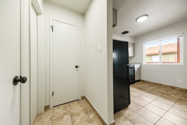 Foto del edificio - LOCUST CANYON APARTMENTS